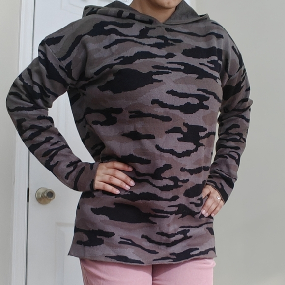 Tahari Womens Size Small Hoodie Camo Sweater Gray Black Soft Stretchy - Picture 3 of 8